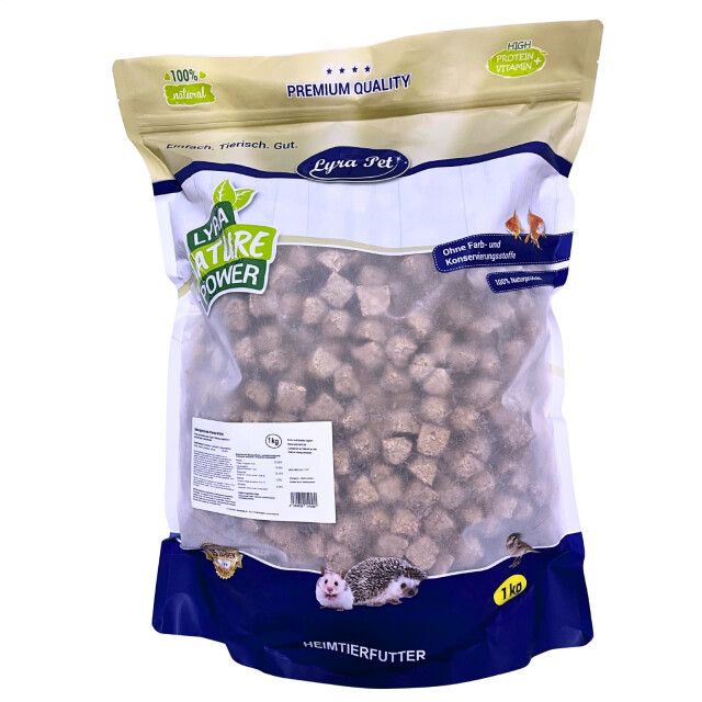 Beutel mit gefriergetrockneten Artemia-Würfeln. Aufschrift: Lyra Pet, Nature Power, Heimtierfutter. 1 kg.