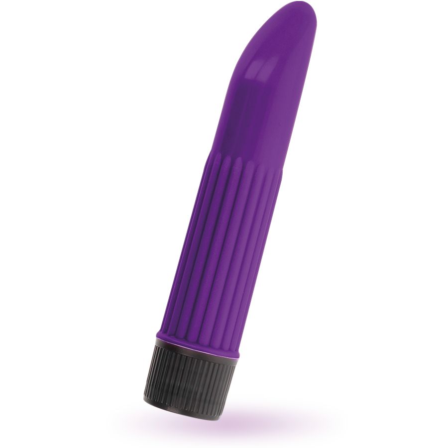 Lila Vibrator mit geriffelter Oberfläche und abgerundeter Spitze. Schwarzer Sockel. Auf weißem Hintergrund.