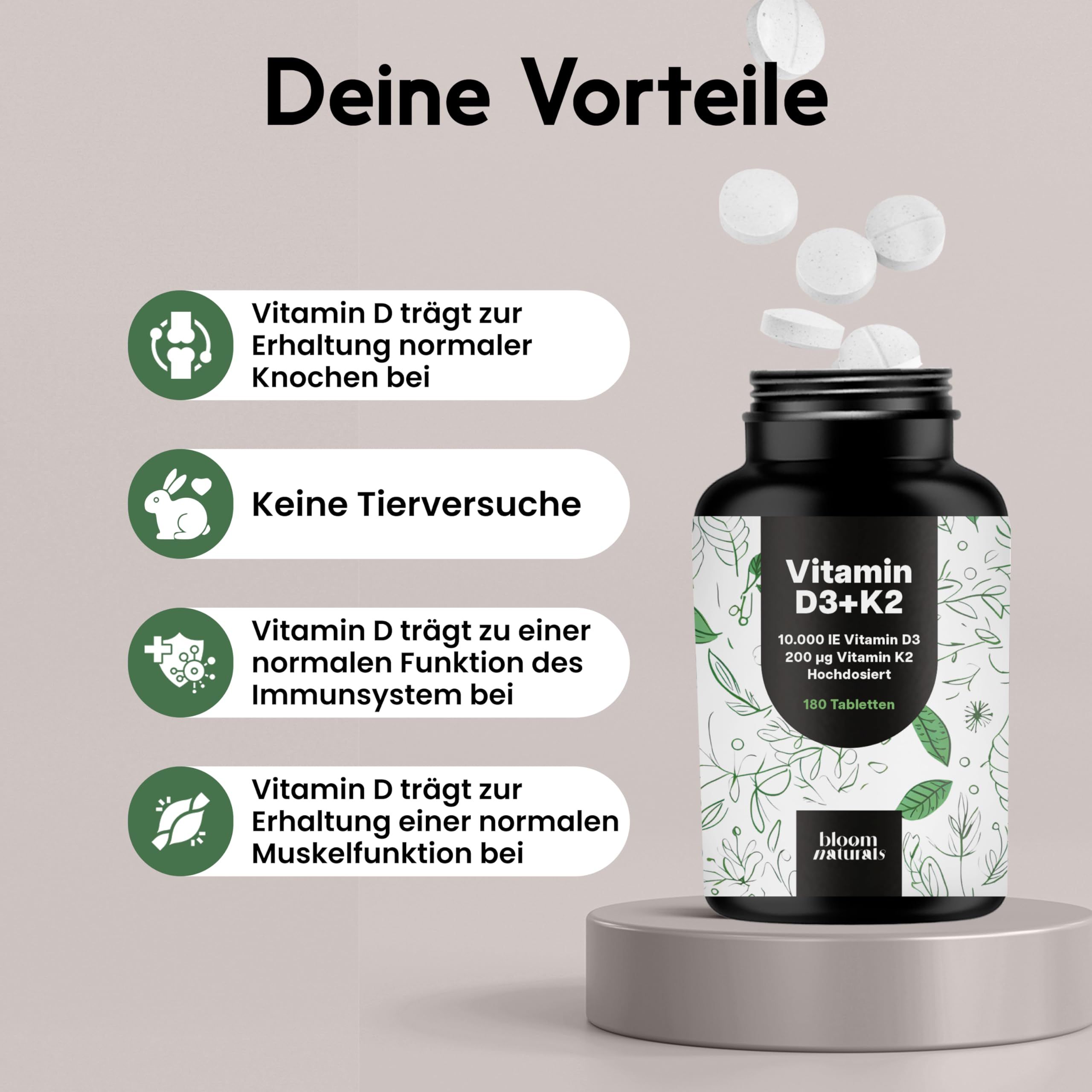 Eine Flasche Vitamin D3+K2 und Tabletten. Text: Deine Vorteile. Grafiken: Knochen, kein Tierversuch, Immunsystem, Muskelfunktion. Marke: bloom naturals.