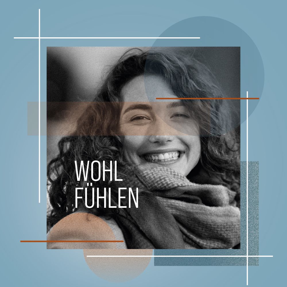 Werbefoto mit einer lächelnden Frau. Text: Wohlfühlen. Geometrische Formen und Linien im Hintergrund.