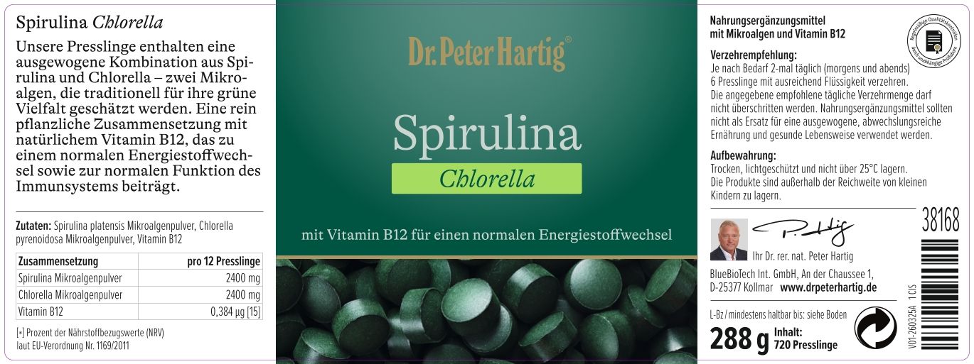 Etikett mit "Dr. Peter Hartig Spirulina Chlorella". Enthält Spirulina, Chlorella und Vitamin B12. Tabletten abgebildet.