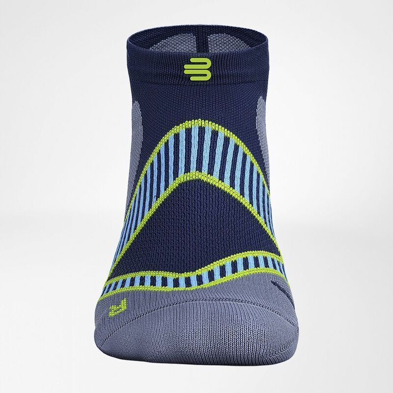 Dunkelblaue Sportsocken mit blau-gelbem Muster. Logo am oberen Rand. Graue Zehen- und Fersenpartie. Niedriger Schnitt.