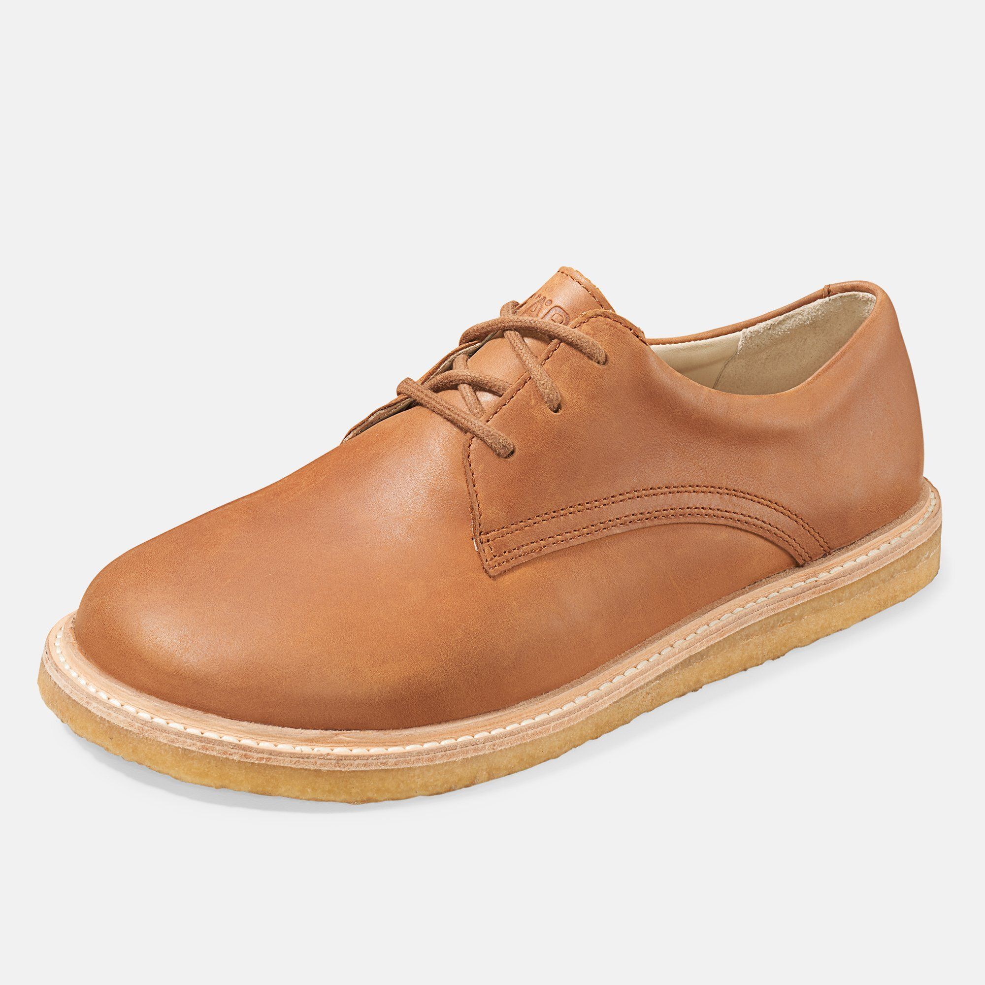 Ein brauner Lederschnürschuh mit heller Sohle.