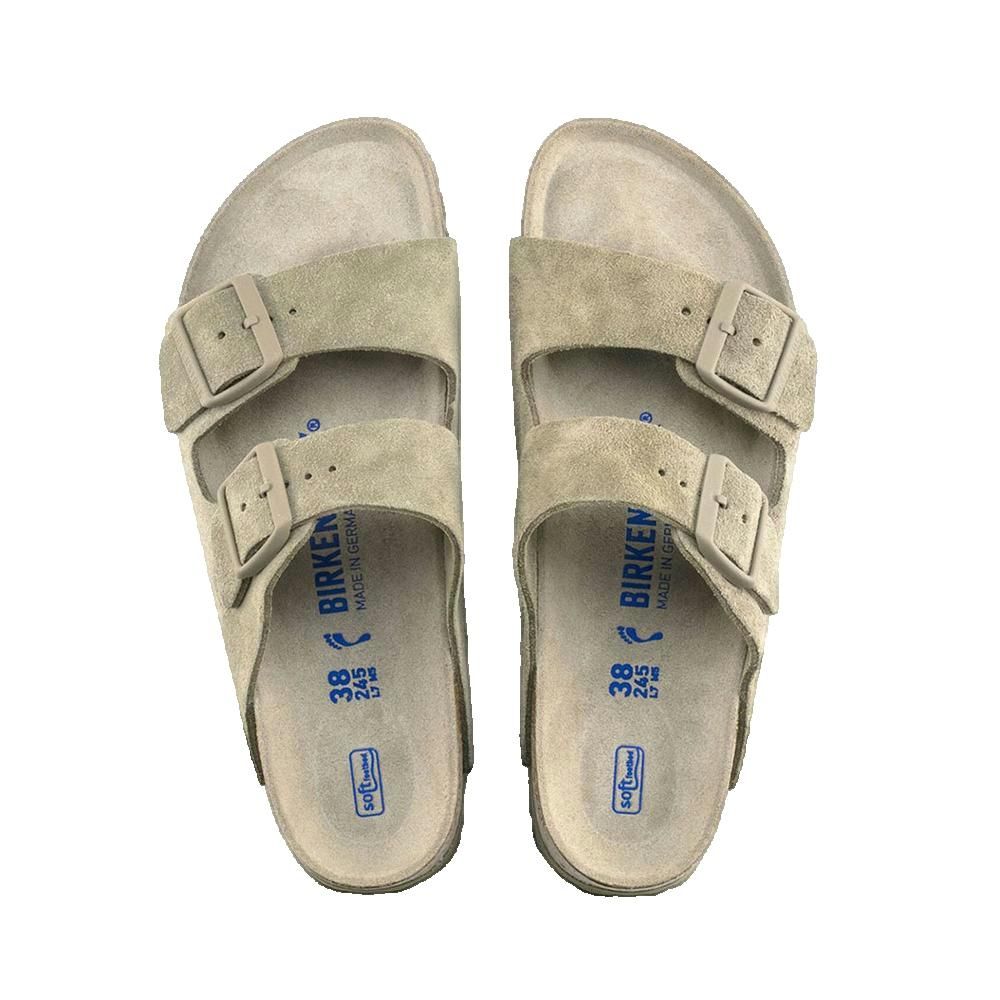 Due sandali con fibbie. Tomaia in pelle scamosciata, suola in sughero. Scritta: Birken, Made in Germany.