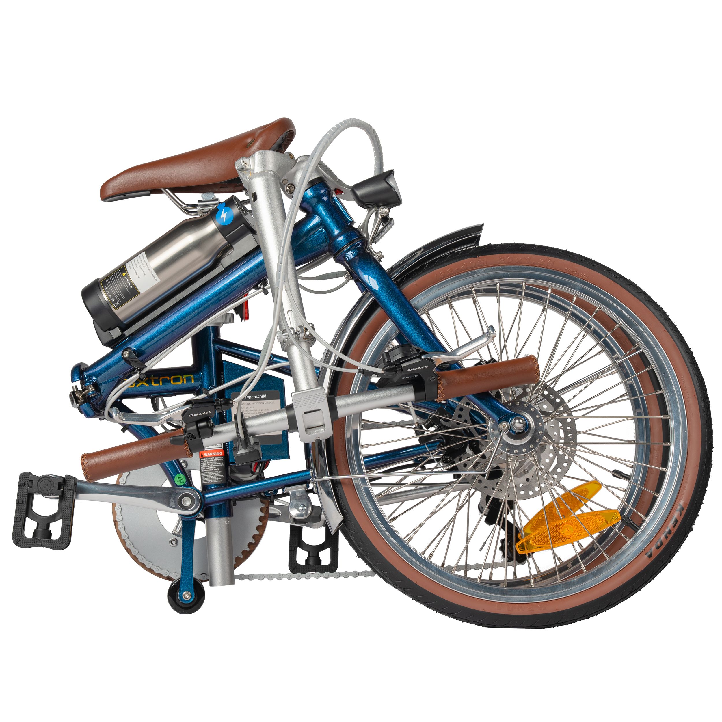 Gefaltetes blaues E-Bike. Braune Griffe und Sattel. Silberne Batterie. Sichtbare Pedale und Bremsscheiben.