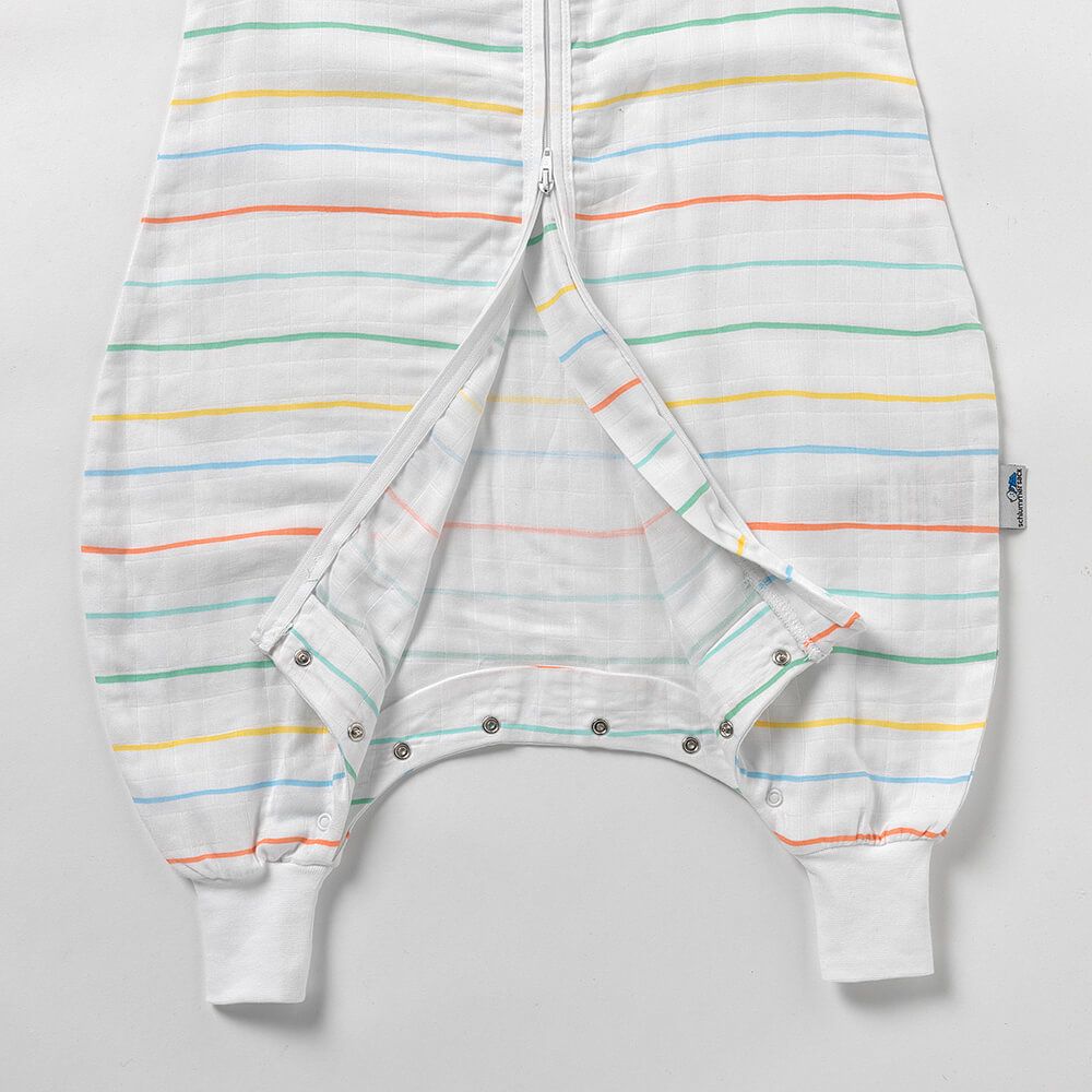 Nahaufnahme des geöffneten Reißverschlusses eines Baby-Schlafsacks. Knöpfe am Beinabschluss. Bunte Streifen.