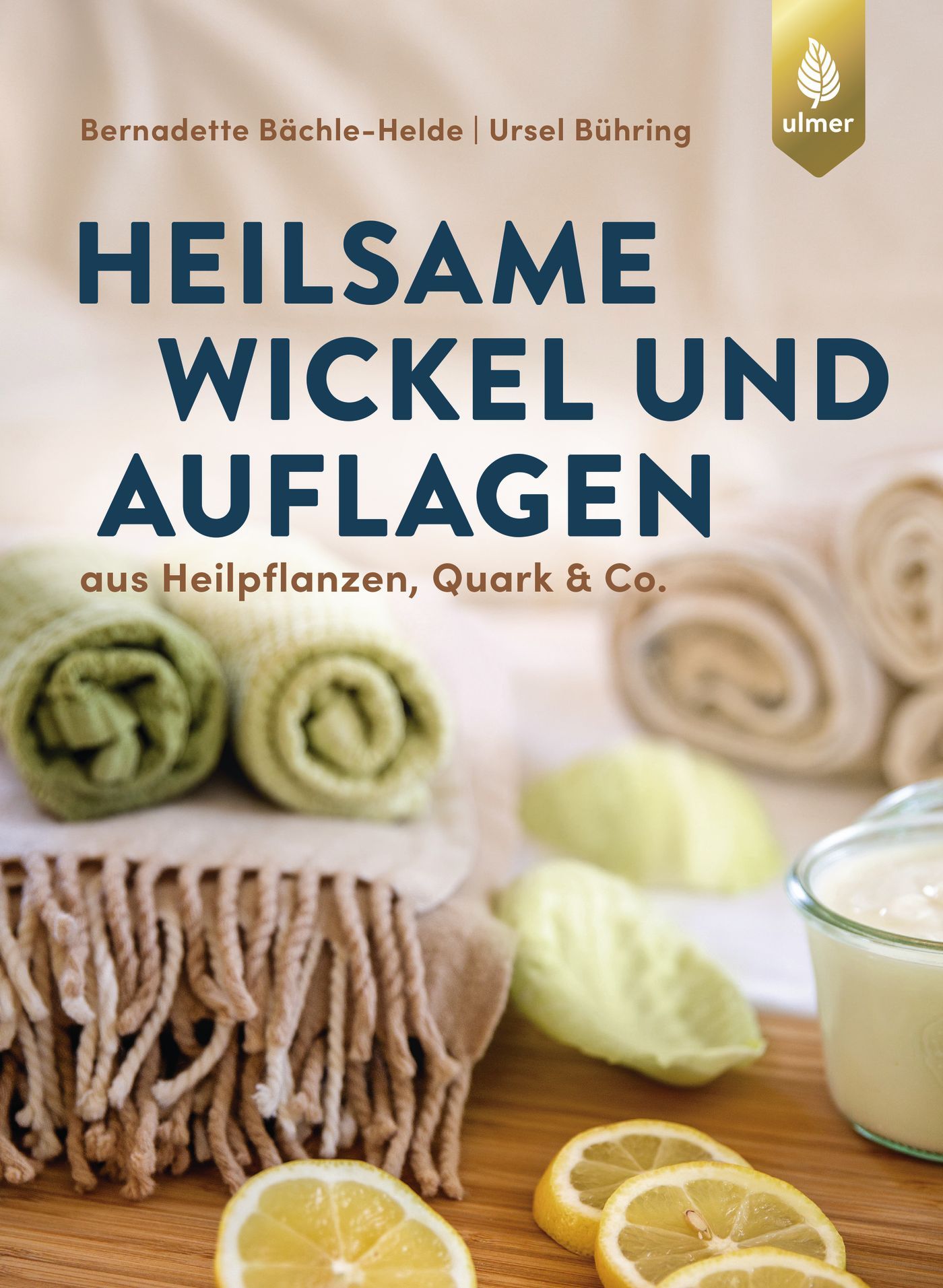 Buchcover mit Titel "Heilsame Wickel und Auflagen". Autoren: Bernadette Bächle-Helde, Ursel Bühring. Ulmer-Logo. Abgebildet: Wickel, Quark, Zitrone.