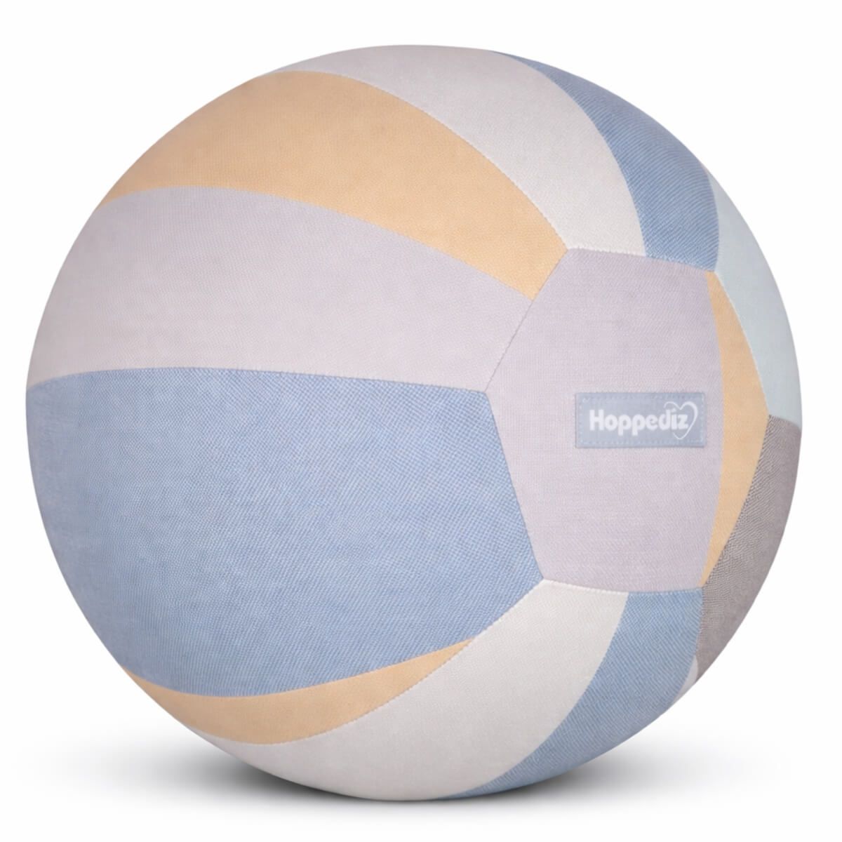 Bunter Stoffball mit verschiedenen Farbfeldern. Aufgenähtes Hoppediz-Logo. Kugelform.