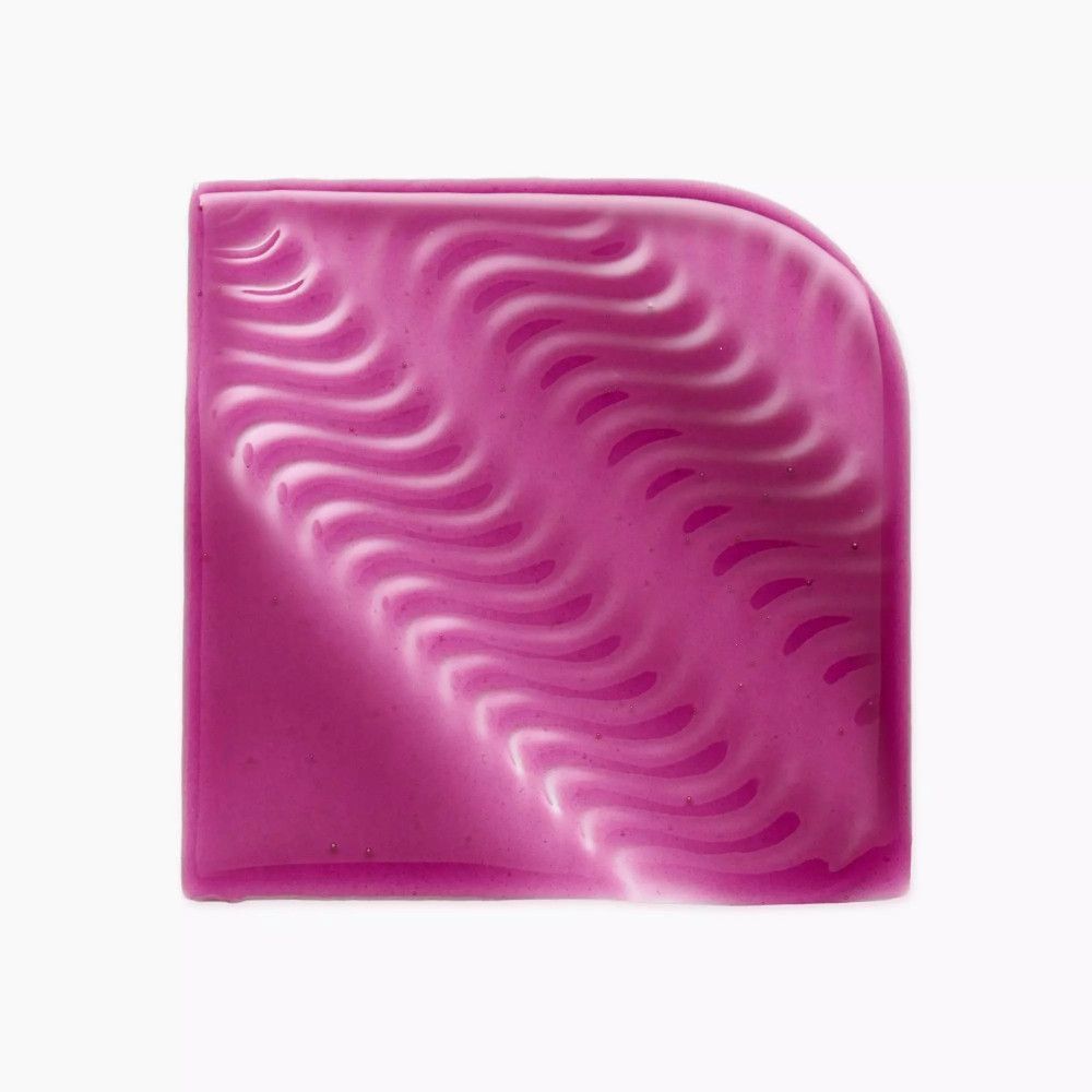 Rosa Kosmetik-Pad mit wellenförmiger Oberfläche. Quadratisch mit abgerundeter Ecke.