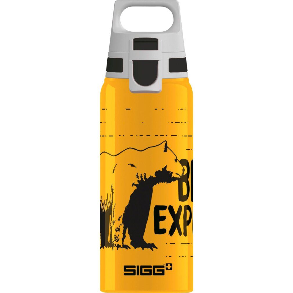 Gelbe Trinkflasche mit Bärenmotiv und SIGG-Logo. Weißer Deckel mit Trageschlaufe. Schwarze Schriftzüge.