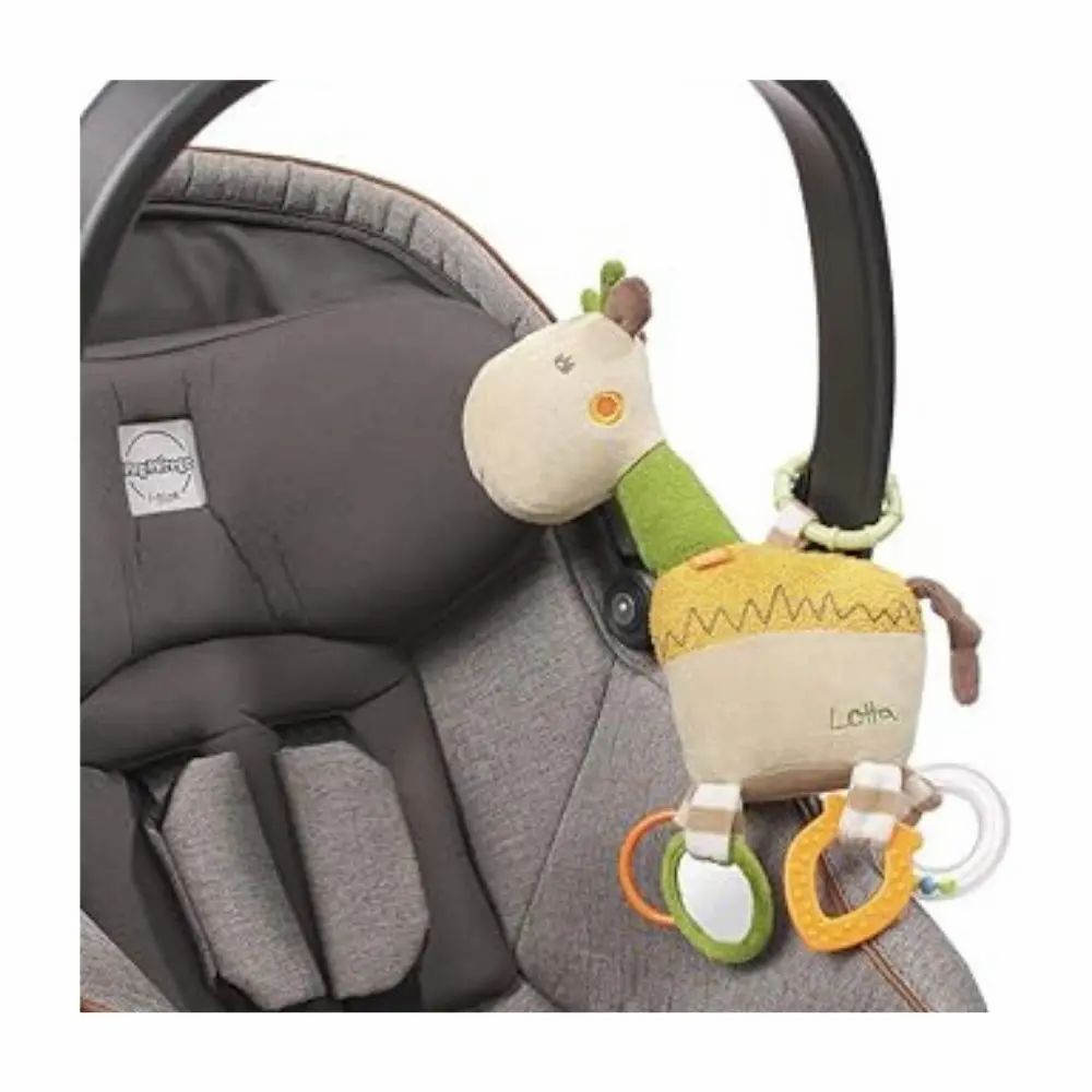 Giraffen-Kuscheltier an einem Kinderwagen befestigt. Beige, grün und gelb. Mit Ringen und Spiegeln. Aufschrift "Lotta".