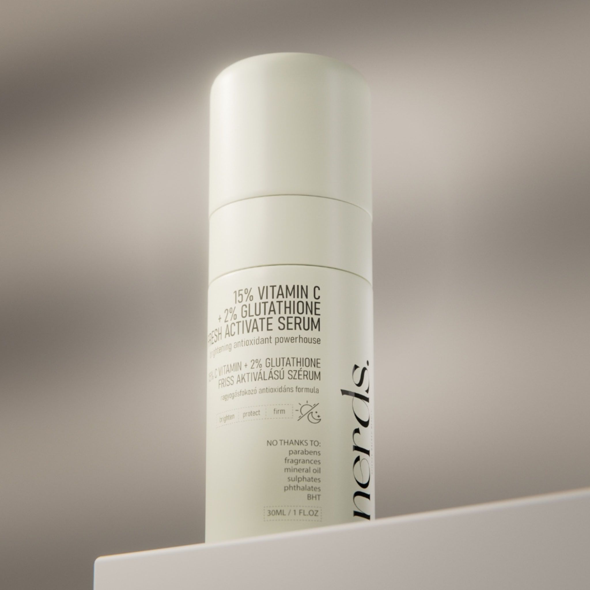 Beige Flasche mit Pipettenaufsatz, 15% Vitamin C + 2% Glutathione Serum.