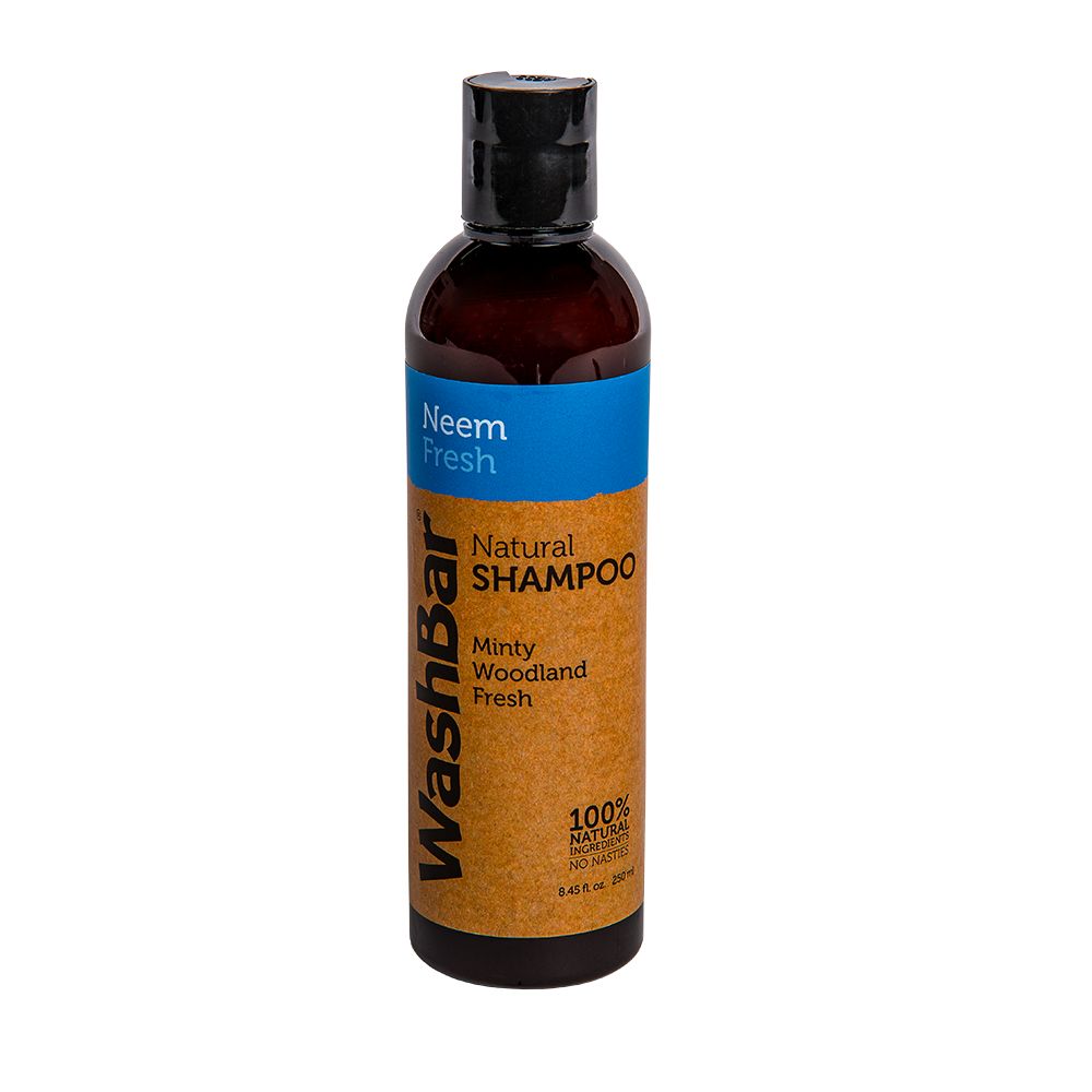 Braune Shampoo-Flasche mit schwarzem Deckel. Blaue und braune Etiketten mit Text: Neem Fresh, Natural Shampoo, WashBar.