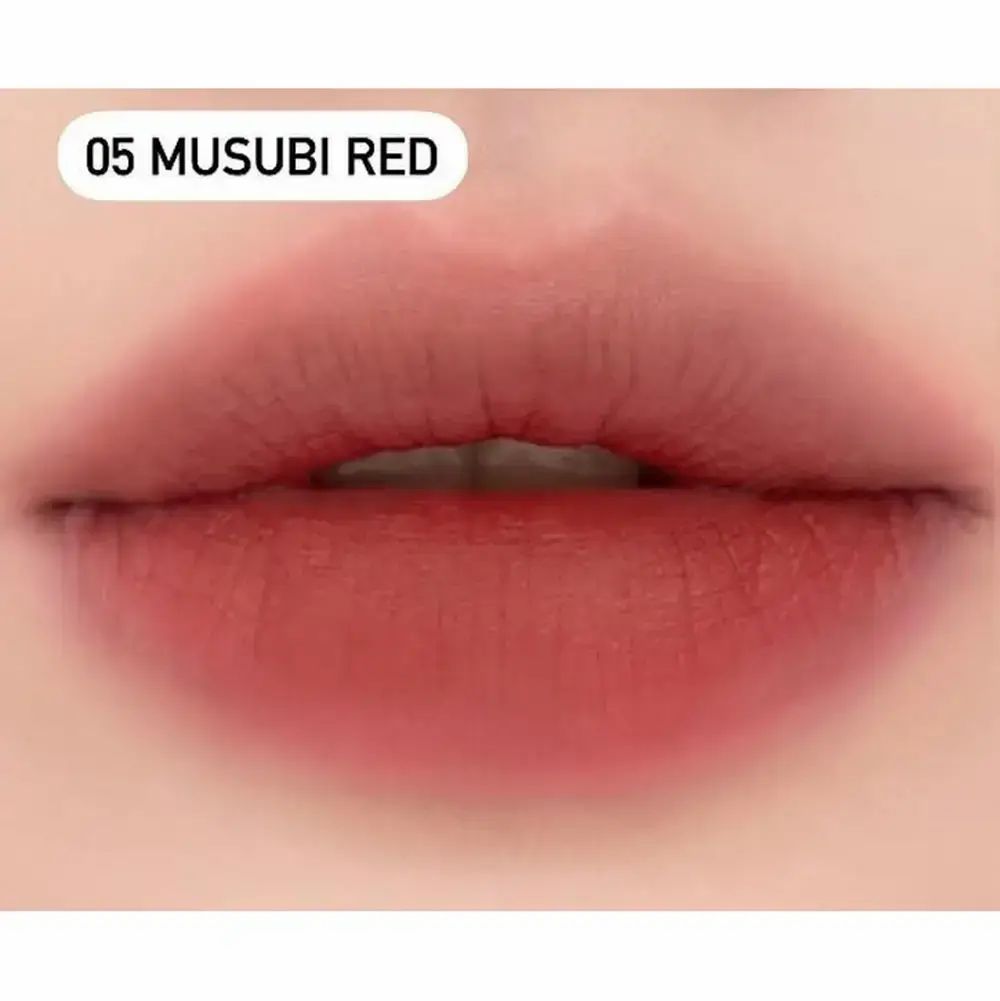Nahaufnahme von Lippen mit dem Lippenstift 05 Musubi Red. Der Lippenstift ist rot und matt.