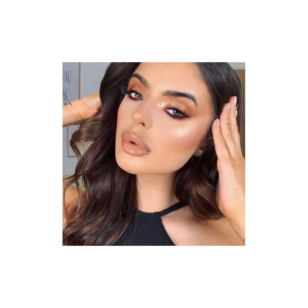 Porträt einer Frau mit Make-up. Sie trägt falsche Wimpern. Ihr Blick ist auf die Kamera gerichtet.