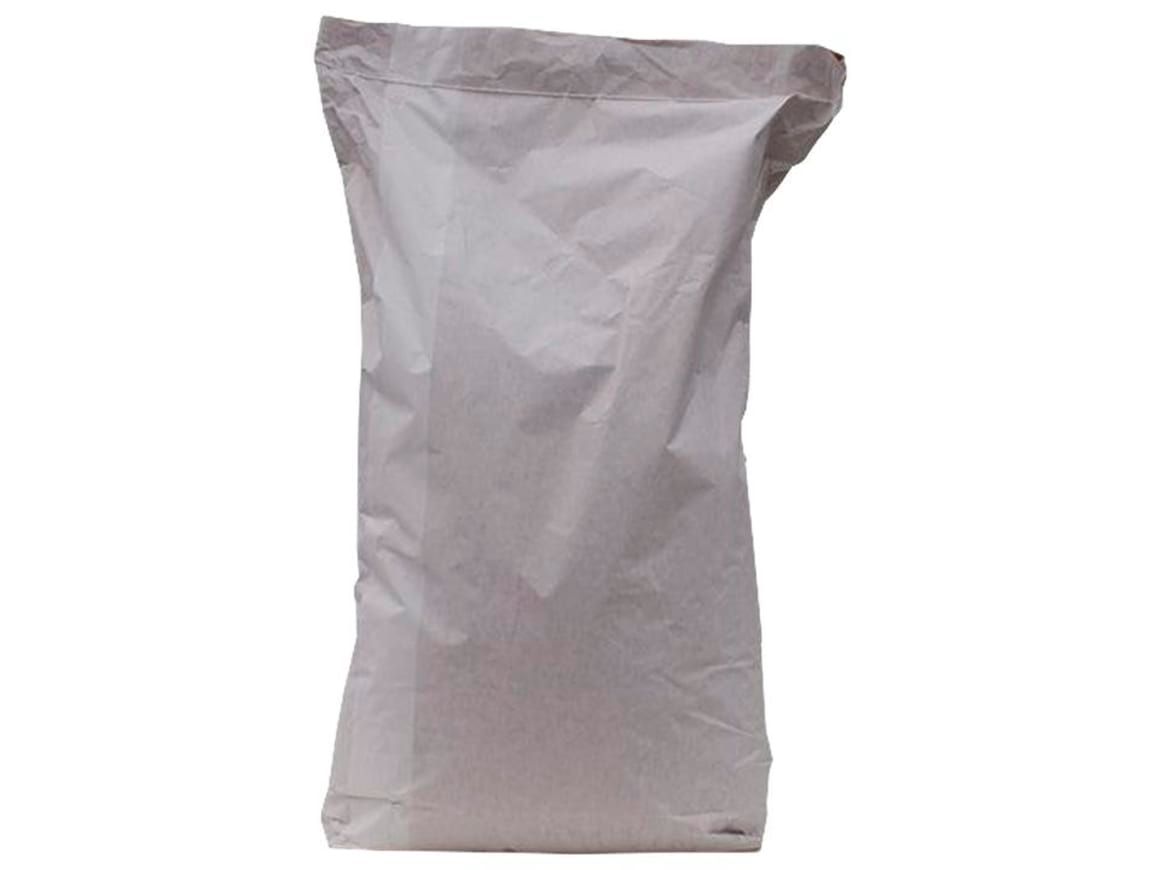 Papiertüte, gefüllt, oben verschlossen. Weißes Papier, neutraler Hintergrund.