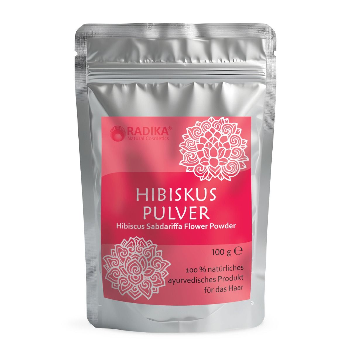 Silberfarbene Beutelverpackung mit rotem Etikett. Aufschrift: Hibiskus Pulver, Hibiscus Sabdariffa Flower Powder. 100 g. 100% natürliches ayurvedisches Produkt.