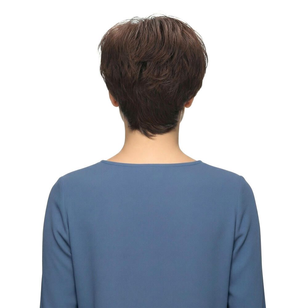 Rückansicht einer kurzhaarigen, braunen Perücke. Die Haare sind leicht gewellt und fallen bis zum Nacken.