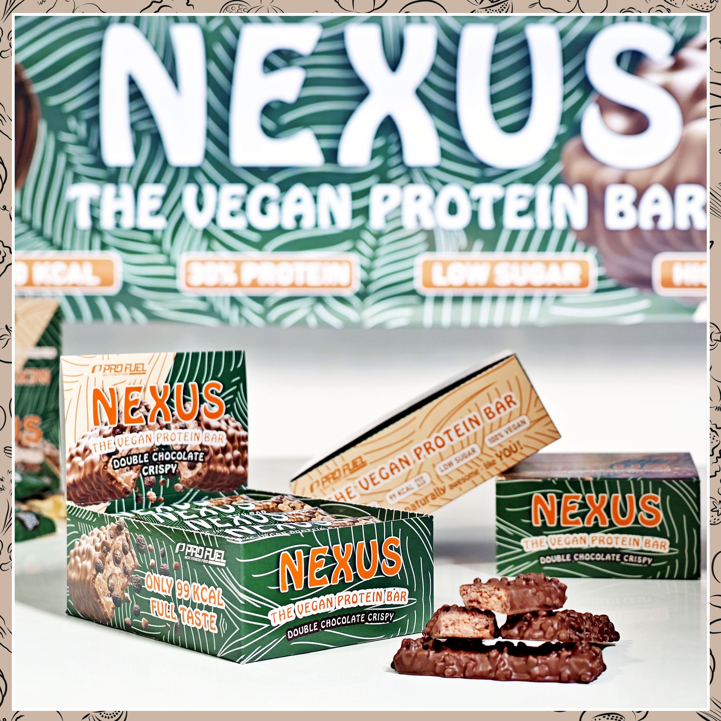 Mehrere Packungen Nexus Proteinriegel. Aufdruck: Double Choco Crispy, 99 kcal, The Vegan Protein Bar. Einzelne Riegel liegen daneben.
