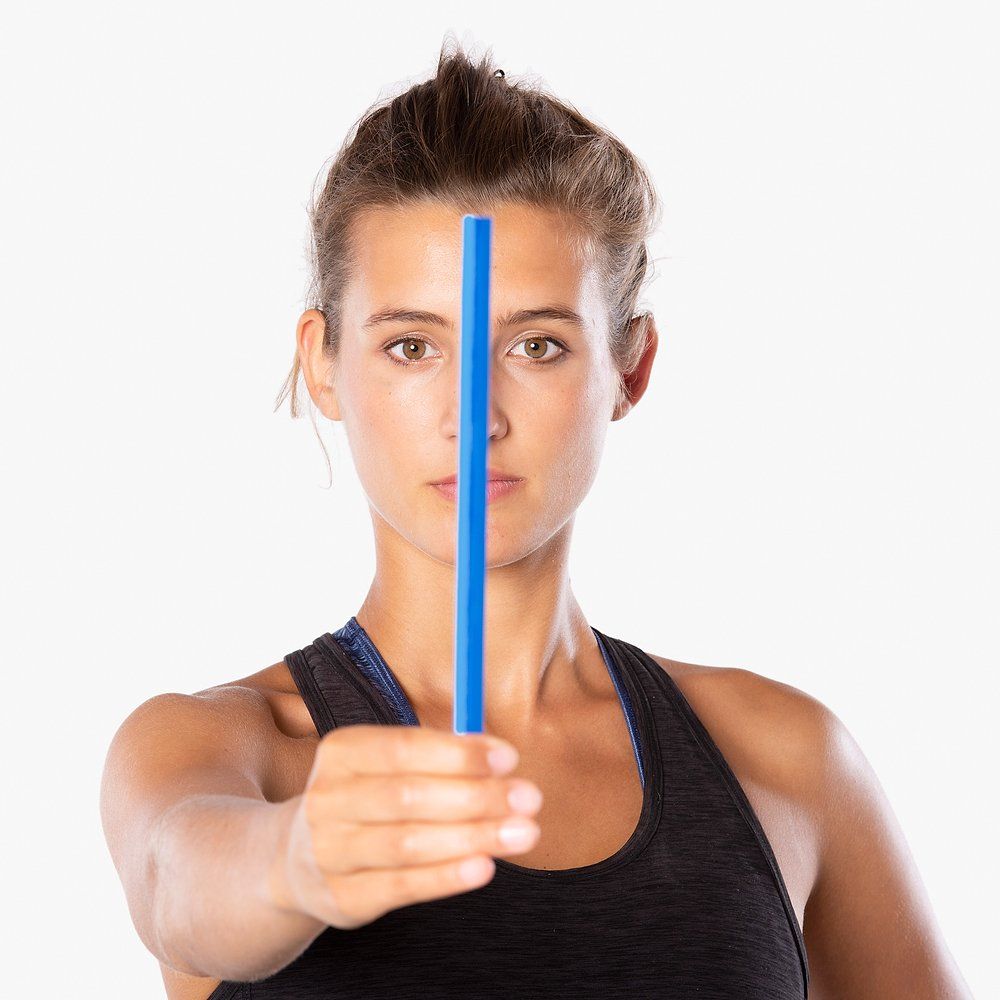 Person hält einen blauen Stab vor dem Gesicht. Artzt neuro Vision Stick.