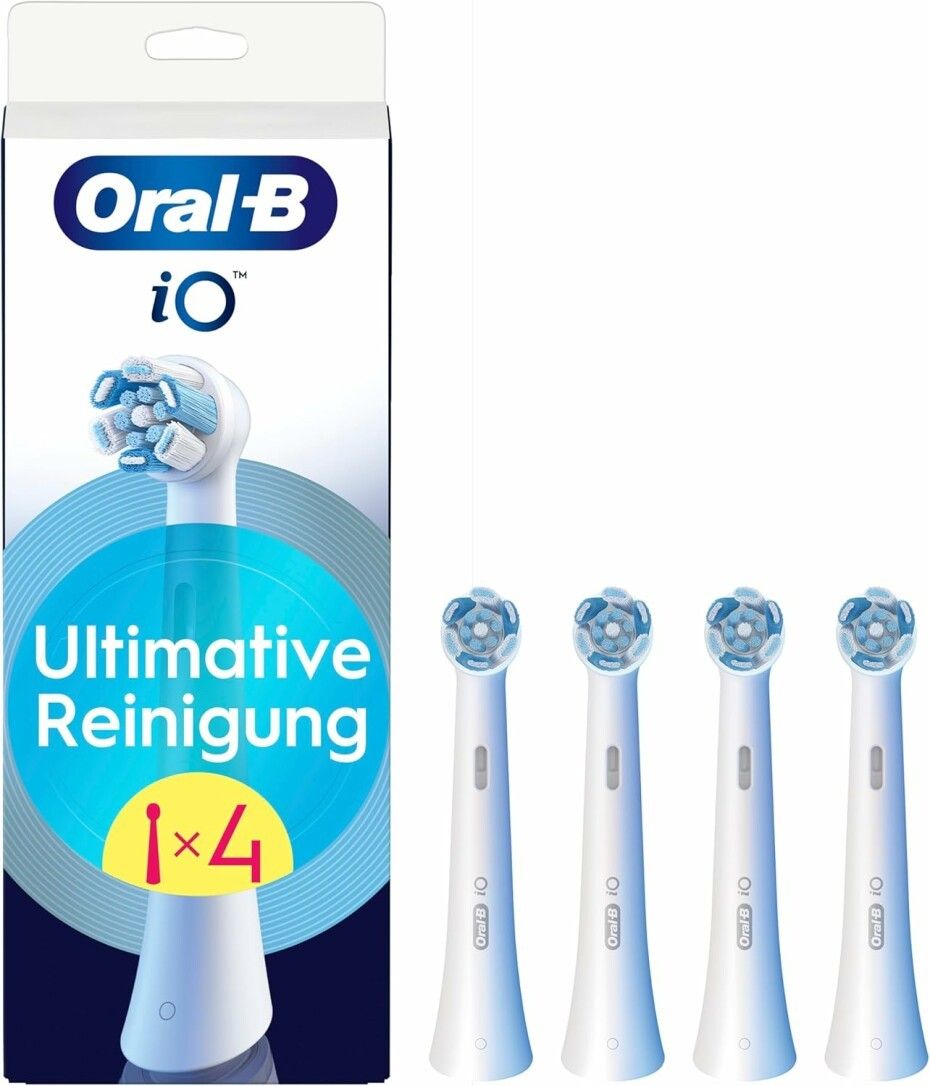 Packung mit vier Oral-B iO Ultimative Reinigung Ersatzbürsten. Weiße Bürstenköpfe mit blauen Borsten. Verpackung mit Produktnamen.