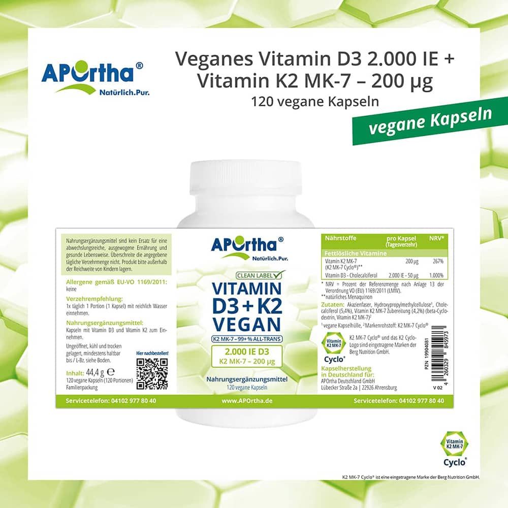 Etikett einer Flasche APOrtha® Vitamin D3+K2 Vegan Kapseln. Enthält Nährwertangaben, Inhaltsstoffe und Kontaktinformationen.