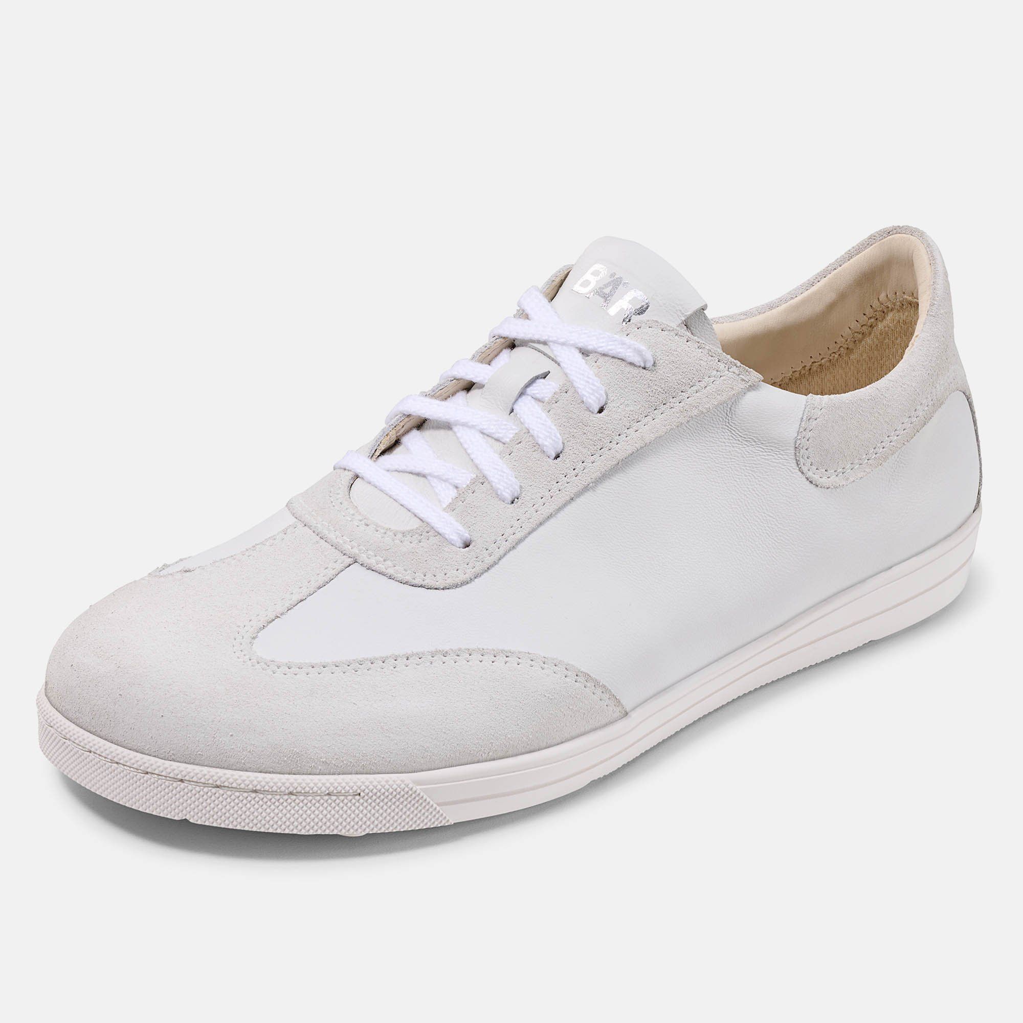 Weißer Schnürschuh. Obermaterial aus Leder und Wildleder. Flache Sohle. Schnürsenkel. Marke auf der Zunge.