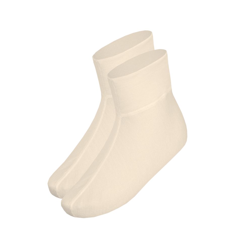 Zwei cremefarbene Socken. Kurze Form mit hohem Bund. Auf weißem Hintergrund.