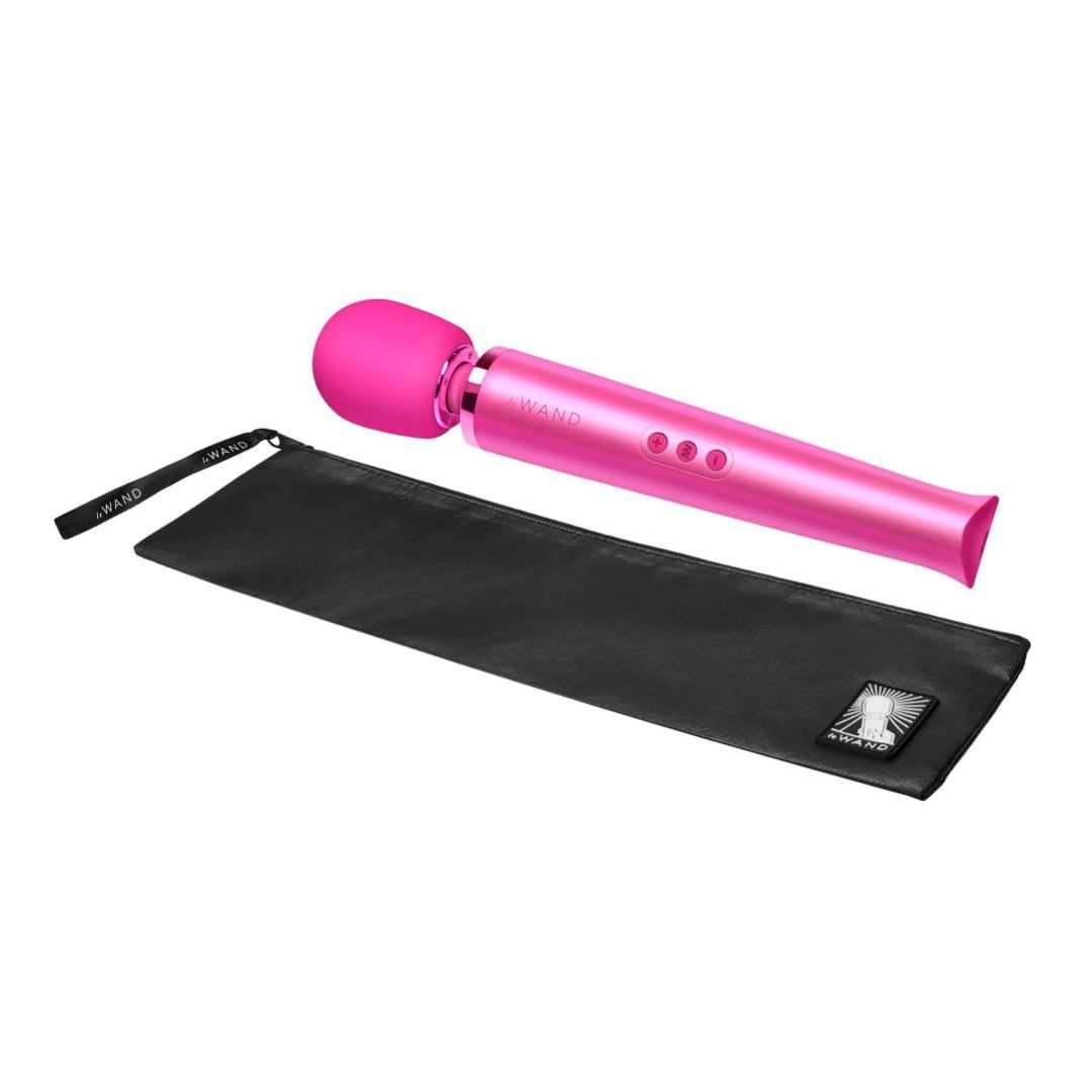 Magenta Massager und schwarze Aufbewahrungstasche. Massager mit drei Knöpfen. Tasche mit Logo.