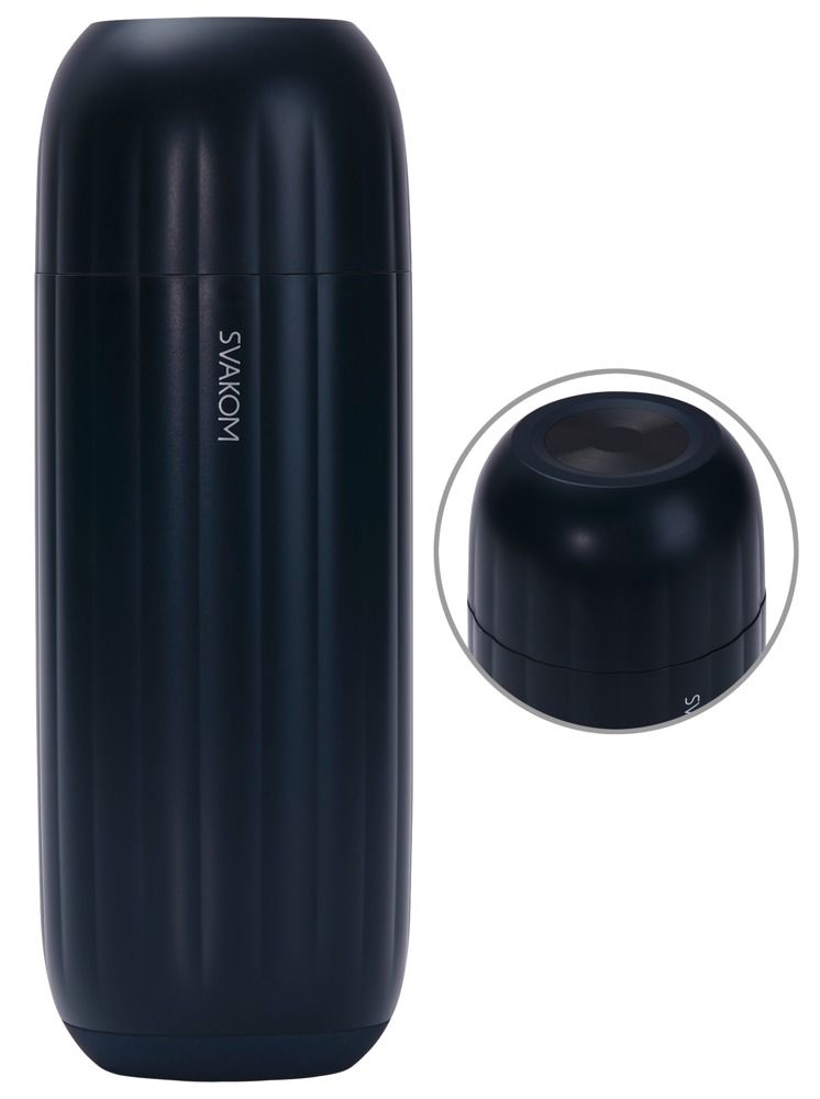 Dunkelblauer Masturbator mit geriffelter Oberfläche. Marke SVAKOM. Vergrößerte Ansicht des Deckels.