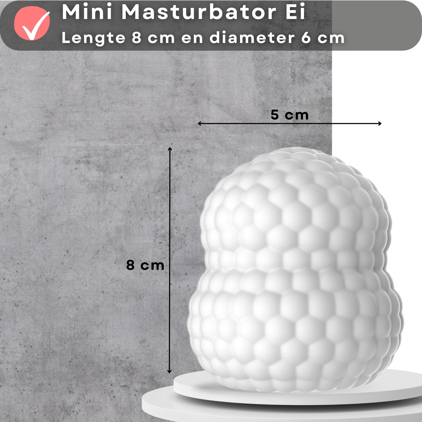 Mini-masturbator-ei. Afmetingen: 8 cm lang, 6 cm diameter. Op voetstuk.