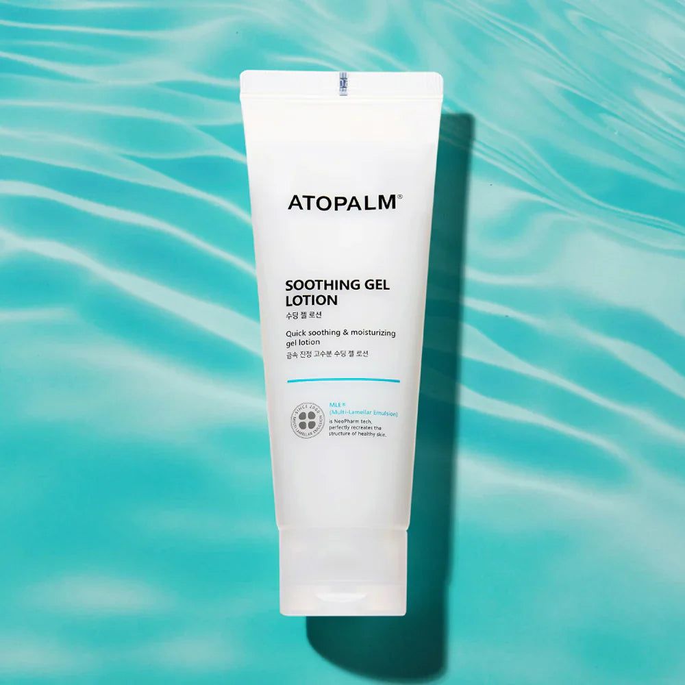 Weiße Tube ATOPALM Soothing Gel Lotion vor blauem Wasserhintergrund. Produktname und Text in Englisch und Koreanisch.