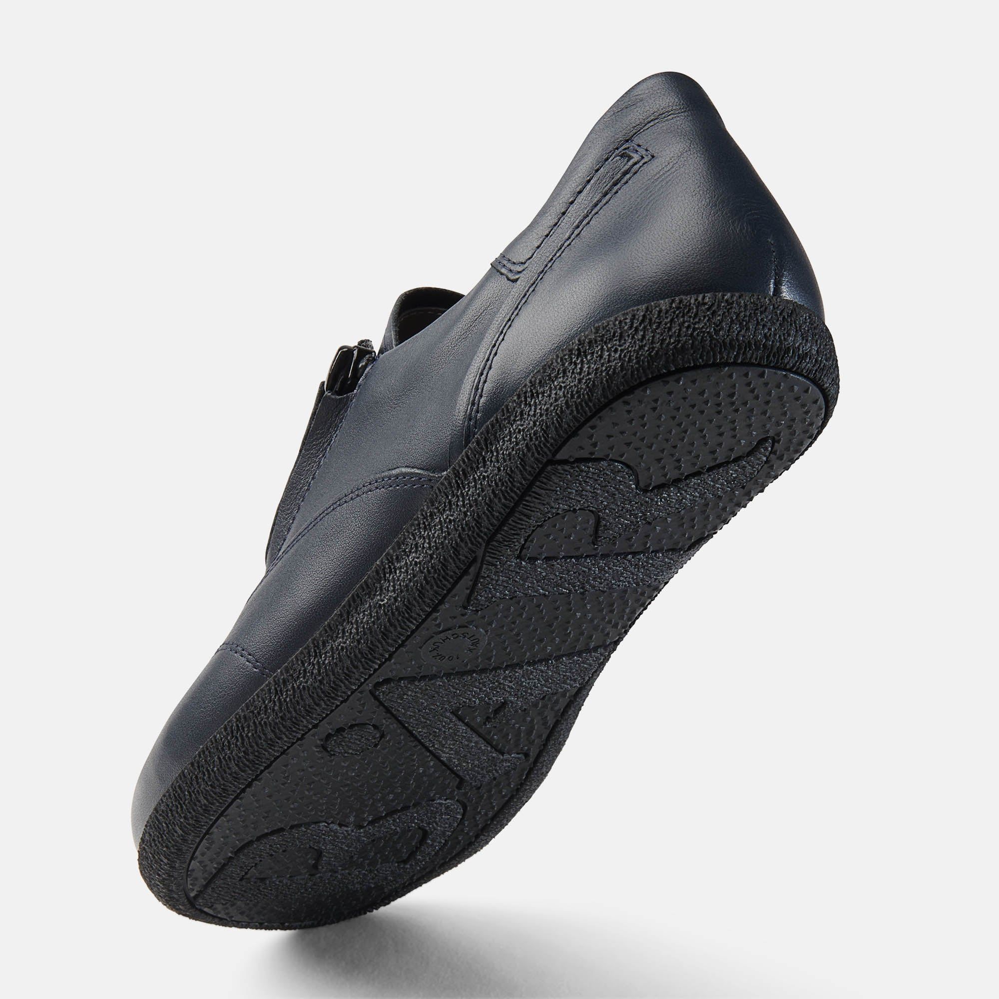 Blauer Lederschnürschuh, Unteransicht. Reißverschluss, flache Sohle, breite Passform. Logo auf der Sohle.