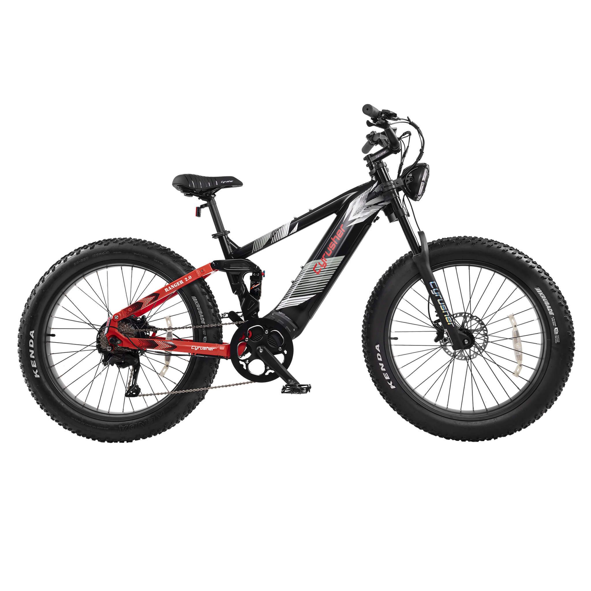 Schwarzes E-Mountainbike mit roten Akzenten. Große Reifen, Frontscheinwerfer. Marke CYRUSHER.