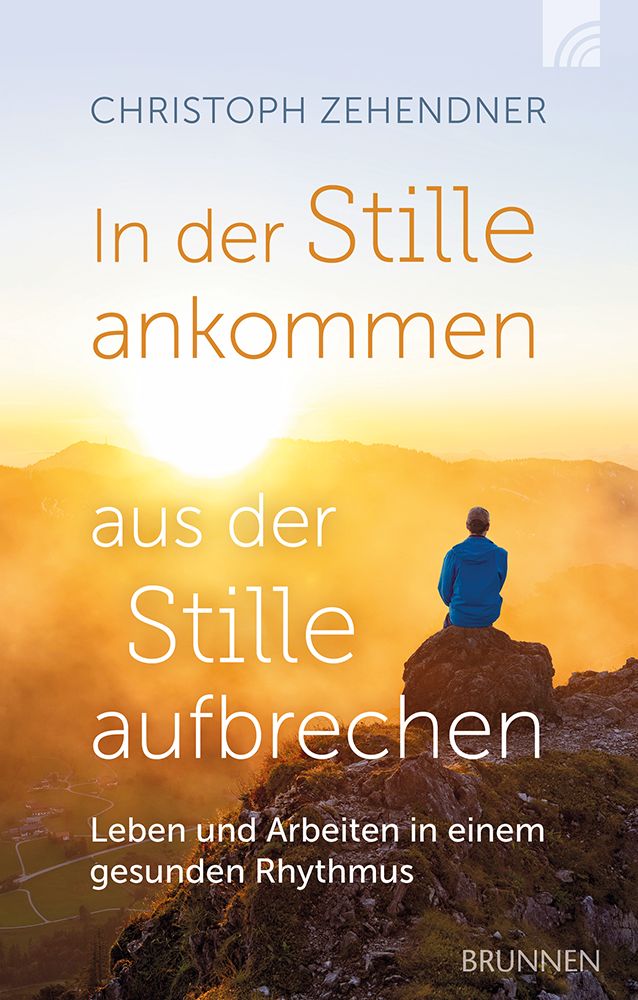 Buchcover mit Titel "In der Stille ankommen". Autor Christoph Zehendner. Mann auf Felsen, Berglandschaft, Sonnenuntergang. Verlag Brunnen.