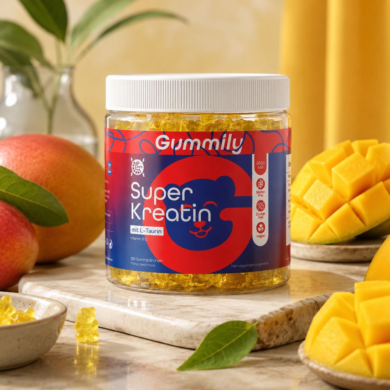 Gummily Super Kreatin Gummibärchen in einem transparenten Behälter mit Mangos.