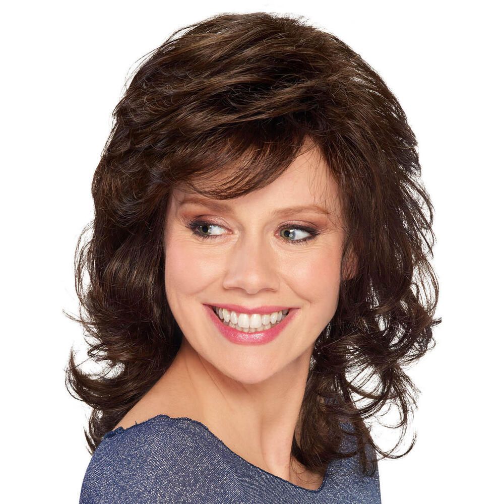 Perücke Gloria von Lofty. Braun, gewellt, mittellang. Frau mit Perücke, Dreiviertelansicht.