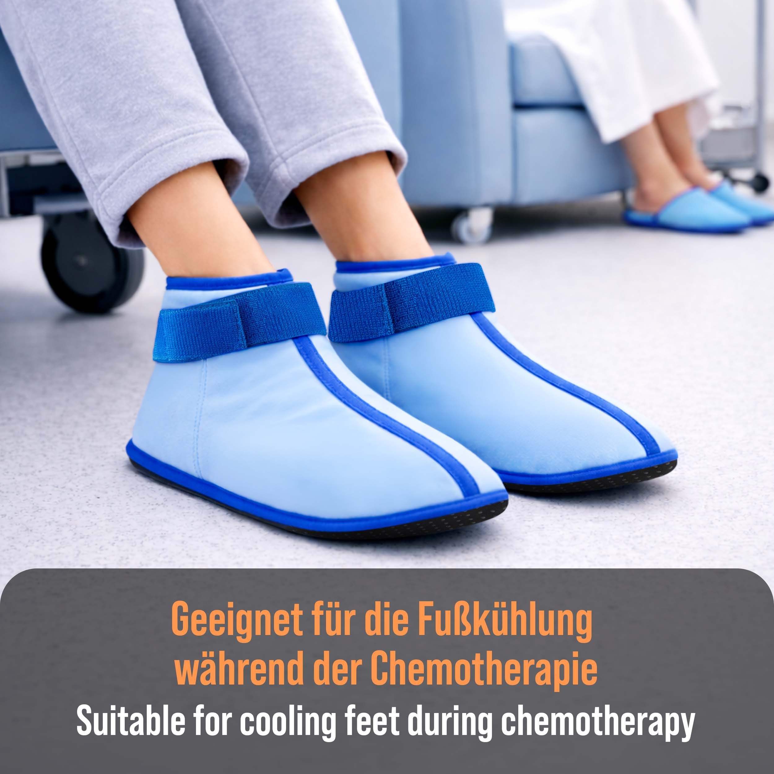 Personen tragen blaue Kühl- und Wärme-Stiefel. Text: Geeignet für die Fußkühlung während der Chemotherapie.