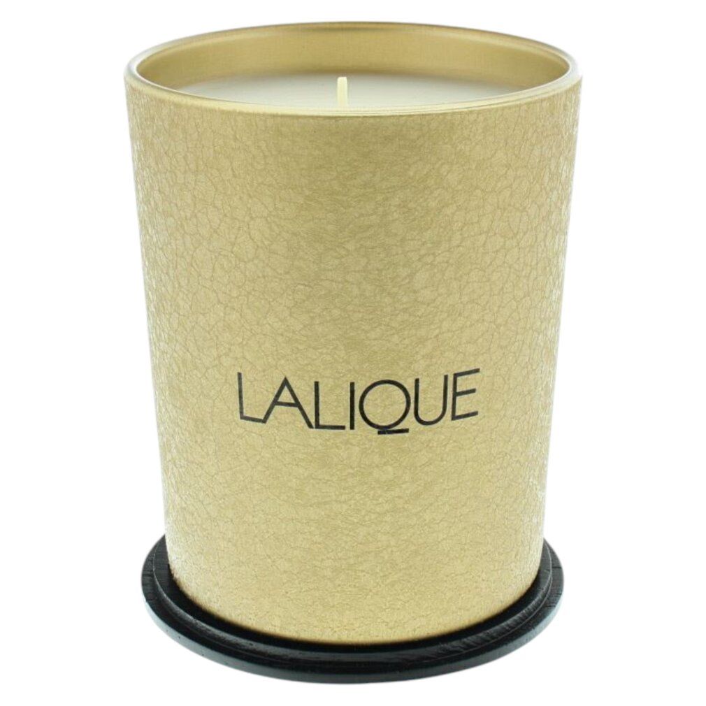 Goldfarbene Kerze mit schwarzem Untersetzer. Aufschrift: LALIQUE. Kerze mit Wachs gefüllt.