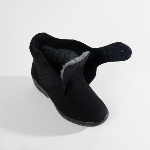 Schwarzer Damen-Stiefel mit Klettverschluss und Teddyfutter.