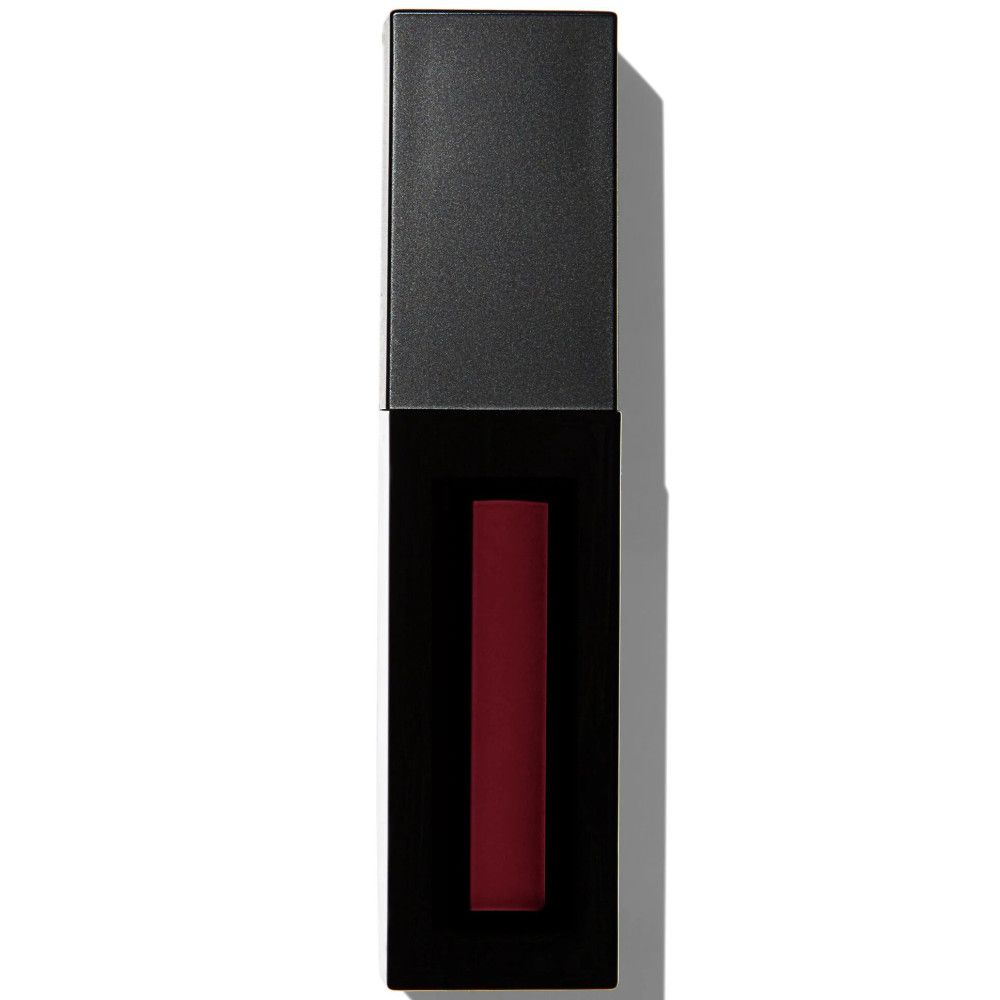Schwarze, rechteckige Lipgloss-Verpackung mit schwarzem Deckel. Sichtbar ist ein Streifen dunkelroten Lipglosses.