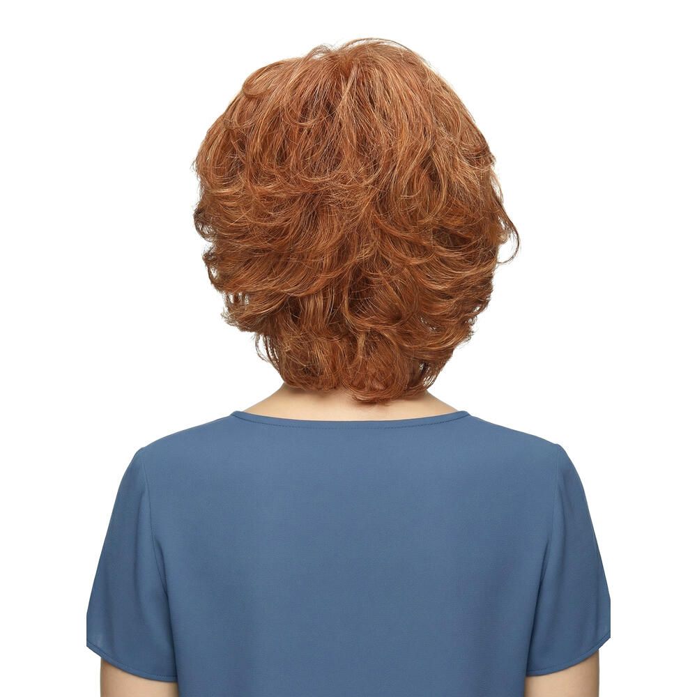 Perücke Michelle von Lofty, rotbraun, gewellt, kurze Frisur. Rückansicht, blaues Oberteil.