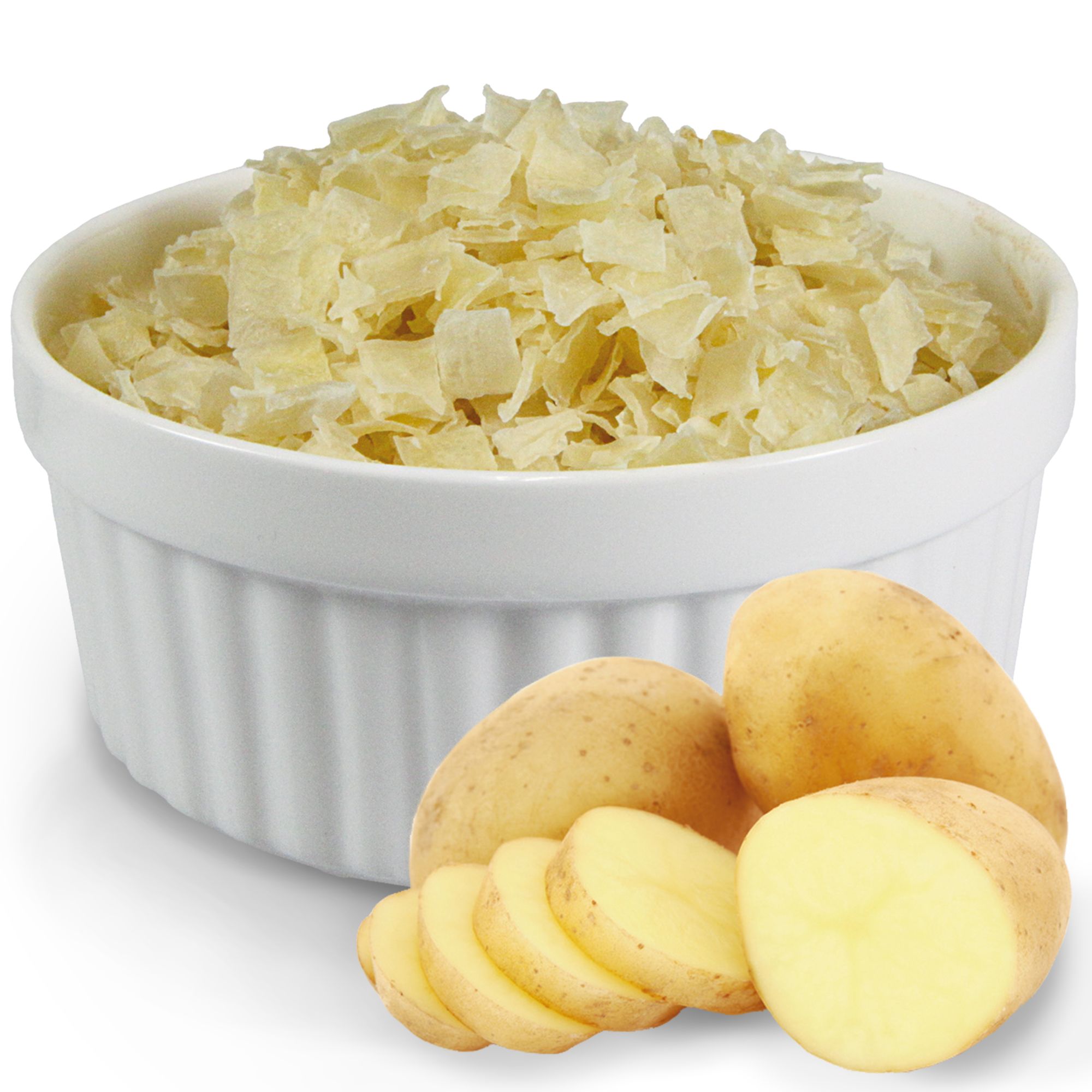 Weiße Schüssel mit Kartoffelflocken. Daneben rohe Kartoffeln und geschnittene Kartoffelscheiben.