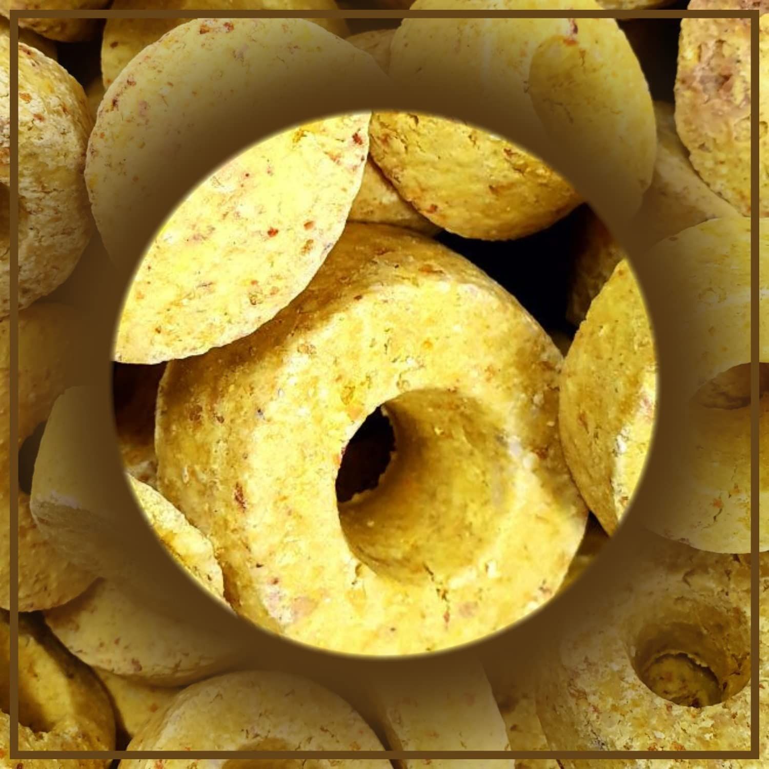 Gelbe, ringförmige Pferdeleckerlis mit Loch in der Mitte. Nahaufnahme, einige Leckerlis.