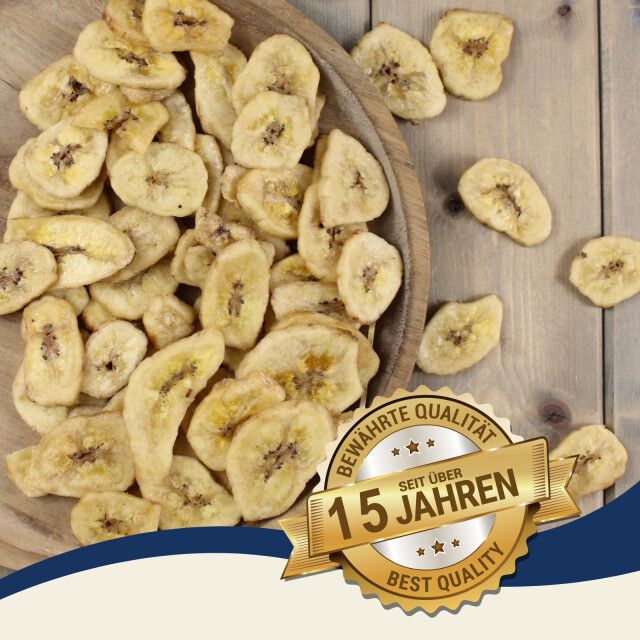Getrocknete Bananenscheiben in Holzschale. Siegel: 'BEWÄHRTE QUALITÄT', 'SEIT ÜBER 15 JAHREN', 'BEST QUALITY'.
