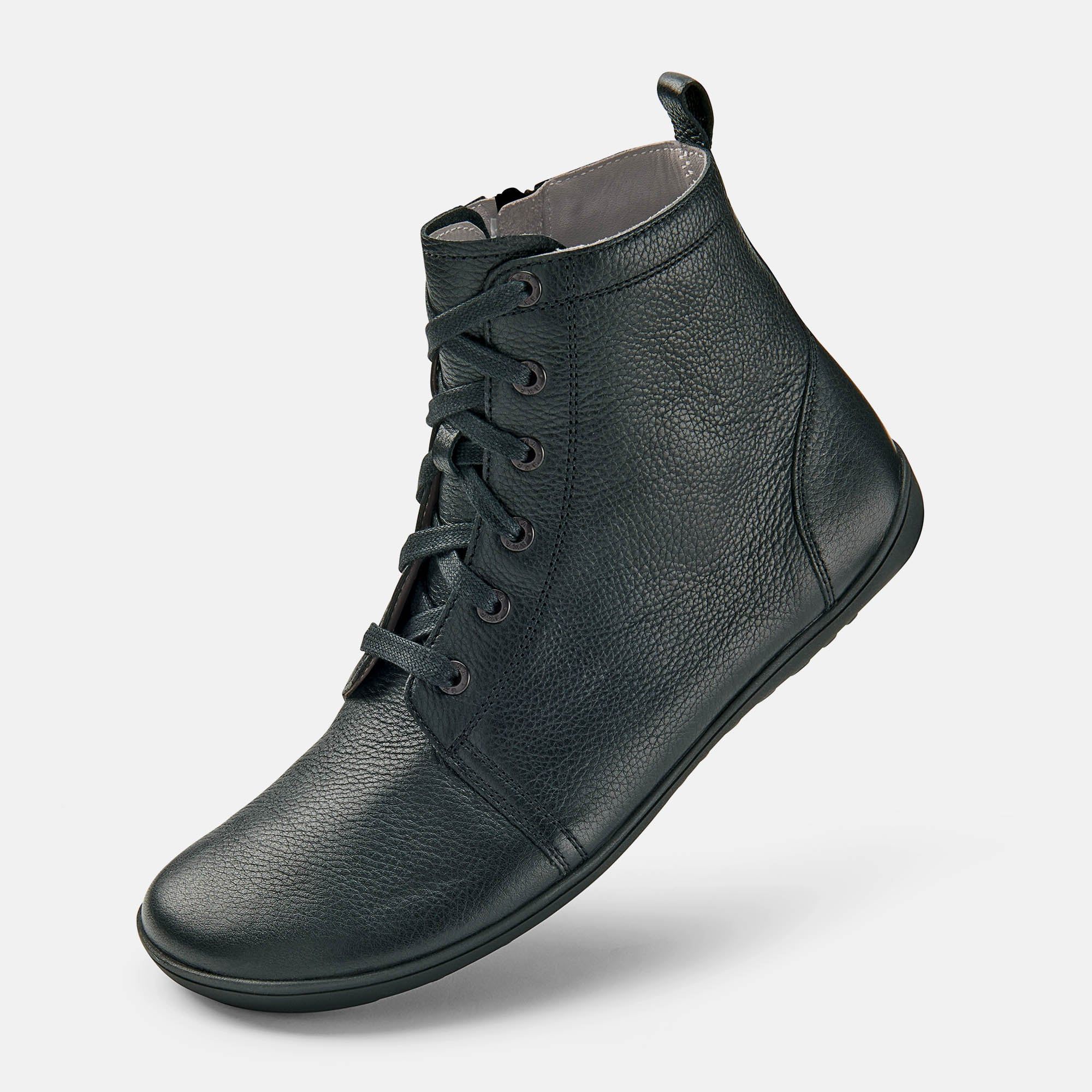 Dunkelgrüne Stiefelette mit Schnürung und Reißverschluss. Glattes Leder, flache Sohle. Seitenansicht, leicht erhöht.