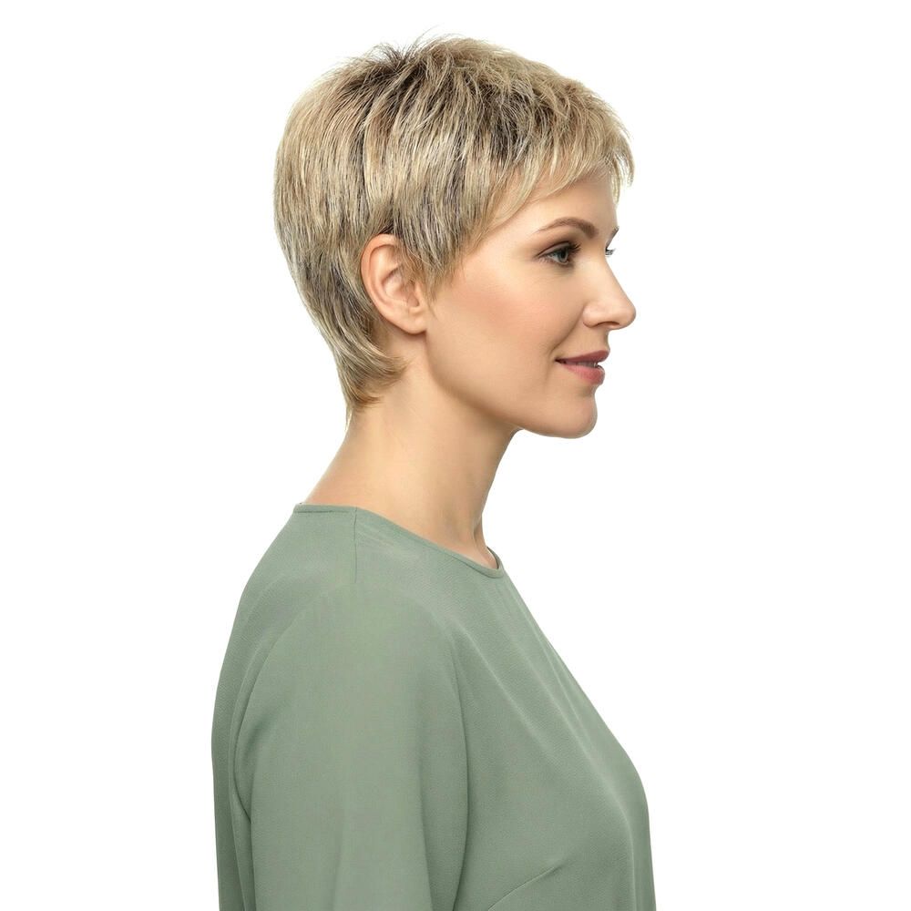 Kurzhaarperücke in Blond. Seitenansicht einer Frau mit grünem Oberteil. Frau lächelt.