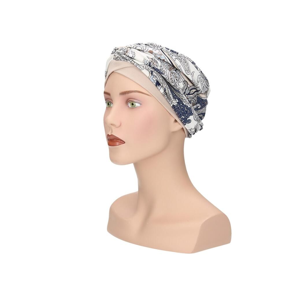 Turban Livia von Turbane. Beige Untertuch, bedruckter Stoff in Weiß, Blau und Grau. Auf einer Büste.