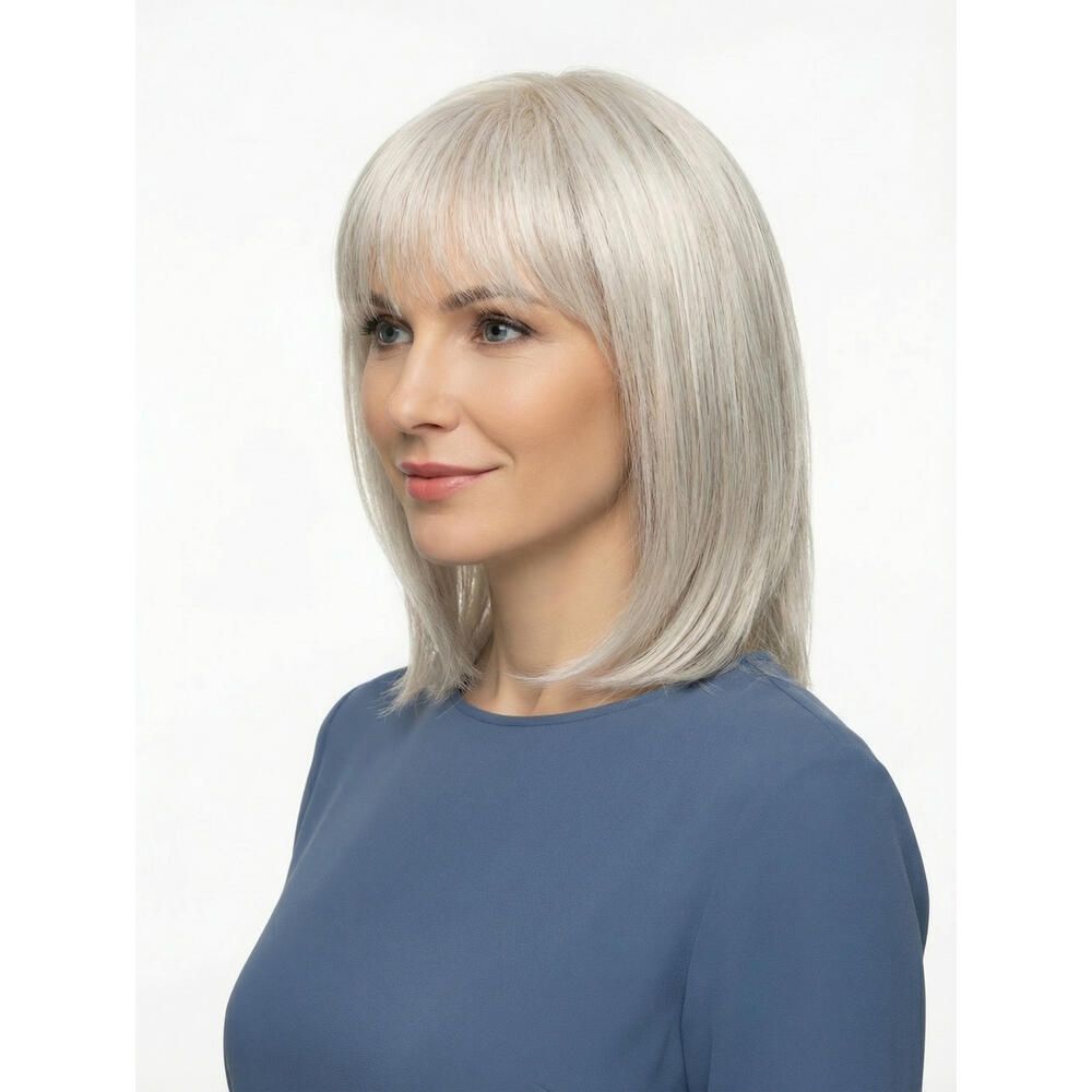 Perücke Mola von trendhair. Grauer Bob mit Pony. Frau mit blauem Oberteil. Seitenansicht.