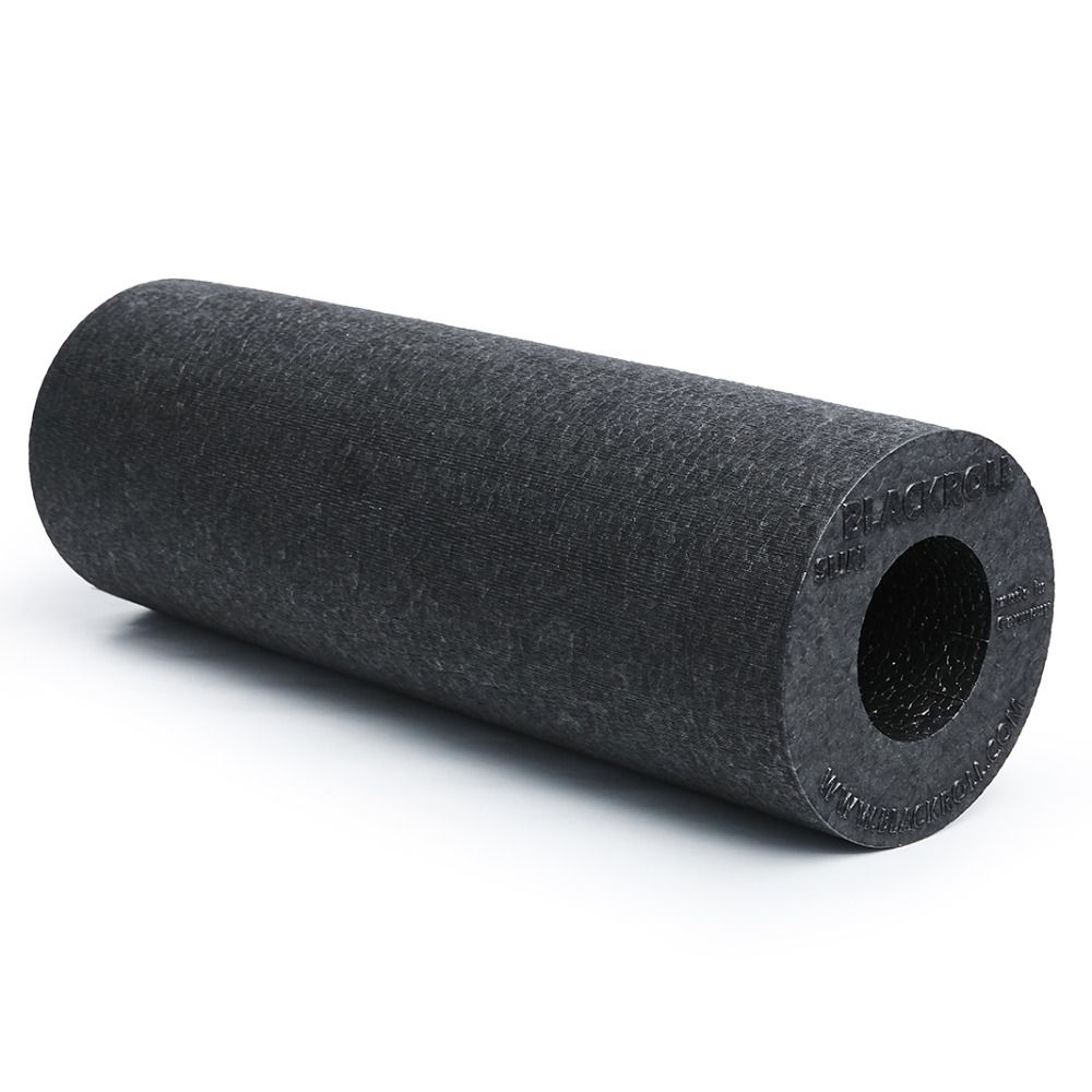 Schwarze Faszienrolle mit Loch in der Mitte. Auf der Oberfläche ist der Markenname BLACKROLL® eingeprägt. Das Produkt ist zylindrisch.
